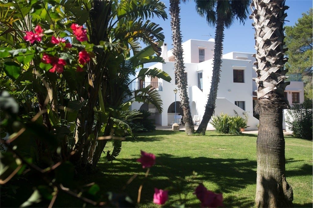 Front view of Villa Maria and gardens