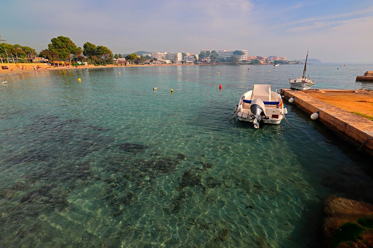 Ibiza Villas 2000 - Clear waters and peaceful atmosphere at Es Caná beach in Ibiza